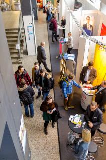 Die Nachfrage nach Fachkräften in der Region steigt. Rund 130 Unternehmen warben deshalb auf der „CHANCE“ an der Hochschule Osnabrück um zukünftige Mitarbeiterinnen und Mitarbeiter / Foto: Sarah Häring