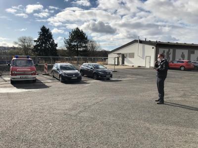 Dr Sven Holland, Kreisbrandinspektor des Vogelsbergkreises, bei der Begrüßung zur Abschlussprüfung des Sprechfunklehrgangs auf dem Hof der Atemschutzübungsstrecke in Alsfeld. Online und mit einer Drive-In-Prüfung konnte der Lehrgang trotz der Corona-Pandemie stattfinden. Foto: Vogelsbergkreis