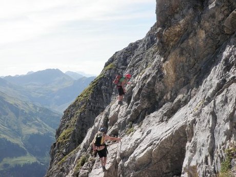 Auf dem Karhorn-Klettersteig werden bei den Teenage Outdoor Days Geschicklichkeit und Tritt.jpg