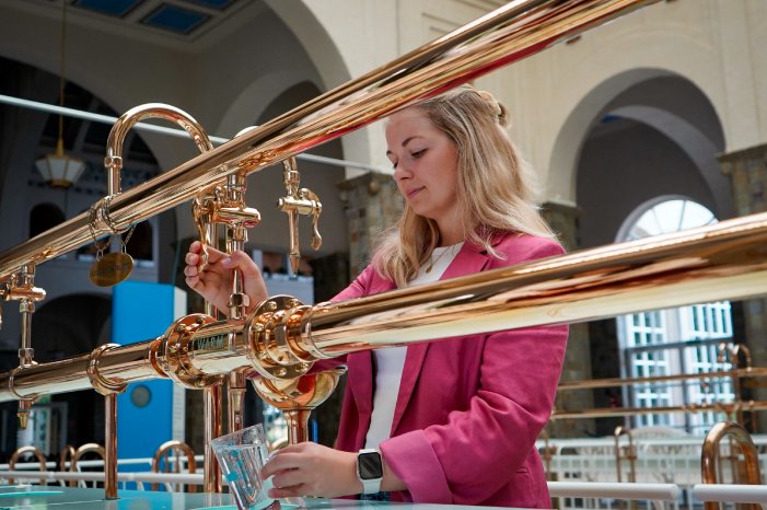 Heilwasserausschank (c) Bayer. Staatsbad Bad Kissingen GmbH_Foto Nina Pereira Santo (1).jpg