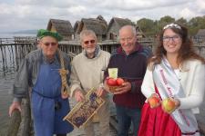 V. l. n. r. Seiler Karl Stehle, Honigexperte Helmut Knple, Apfelspezialist Korad Hauser, Apfelprinzessin Lisa Brielmayer