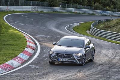 In seinem Revier: Der neue Opel Insignia GSi zeigt auf der Nürburgring-Nordschleife, der berüchtigten "Grünen Hölle", was in ihm steckt