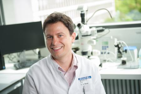PD Dr. med. Benjamin Meder im Labor am Universitätsklinikum Heidelberg / Foto: Deutsches Zentrum für Herz-Kreislauf-Forschung (DZHK)