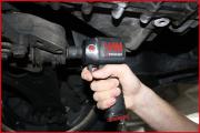 Auch für den Profi in der Autowerkstatt ist die Haupt-Reifenwechselzeit mit erhöhten Belastungen verbunden. Deshalb lohnt es sich beim Druckluftschrauber ein "ergonomisches Leichtgewicht"