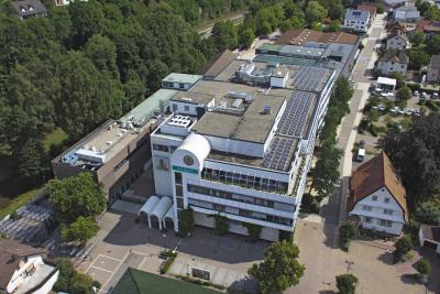 Die Hansgrohe Group hat das Geschäftsjahr 2018 mit einem erneuten Umsatzrekord abgeschlossen. Das gaben am 11. März 2019 Hans Jürgen Kalmbach, Vorsitzender des Vorstands, und seine Vorstandskollegen auf der Jahres-Pressekonferenz des Armaturen- und Brausenspezialisten in Frankfurt am Main bekannt. Mit seinen beiden Marken AXOR und hansgrohe erzielte das global tätige Unternehmen einen Gesamtumsatz von 1,081 Milliarden Euro. Copyright: Hansgrohe SE / Drohnenflug Henn
