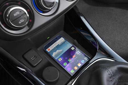 Startet in der trendigen ADAM-Familie: Opel ermöglicht ab sofort das vollintegrierte kabellose Aufladen des Smartphones
