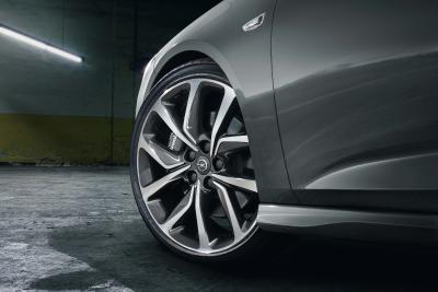 Stabil in der Spur: Für berechenbares Fahrverhalten beim neuen Opel Insignia GSi sorgen unter anderem der Allradantrieb mit Torque Vectoring, kräftig zupackende Brembo-Bremsen – und auf Wunsch erhältliche Michelin Pilot Sport 4 S-Reifen auf großen 20-Zöllern