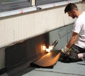 Große Sorgfalt und das entsprechende Fachwissen sind Voraussetzung für zuverlässige Herstellung von Wand-An- und Abschlüssen beim Flachdach