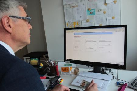 Landrat Manfred Görig probiert es aus: Autos können im Vogelsbergkreis jetzt auch online zugelassen werden (Foto: Sabine Galle-Schäfer/Vogelsbergkreis)