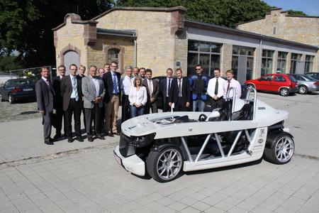 Die Projektgruppe SafeConnect und Gutachter der AGiP
mit dem Versuchsfahrzeug "Roadkart" der Firma SKT