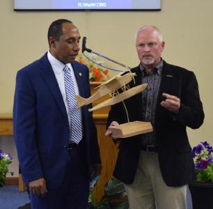 Jud Wickwire (li.) und Mansfield Edwards mit einer Nachbildung des Amphibienflugzeugs © Foto: Marcos Paseggi/Adventist Review