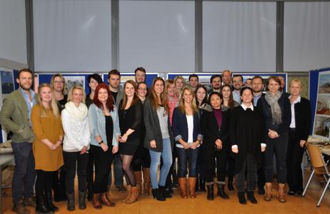 Architekturstudierenden mit Vertretungen aus der Bauherrschaft anlässlich der Präsentation. FH Lübeck