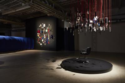 Die Installationen Cutting the Puppeteer’s Strings with Paper Teeth (l.) und The Dream Machine is Asleep von Eva Kot'átková im Pirelli HangarBicocca