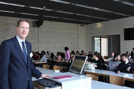 Prof. Dr. Hendrik Lackner begrüßte die knapp 120 Internationalen Studierenden an der Fakultät Wirtschafts- und Sozialwissenschaften der Hochschule Osnabrück