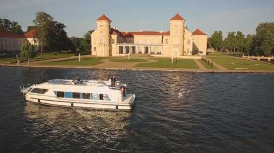 Schloss Rheinsberg mit Boot.JPG