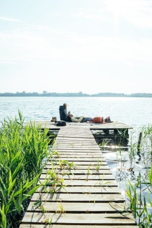 Couple taking a break after hiking on nature park trail_© TMV Gänsicke.jpg