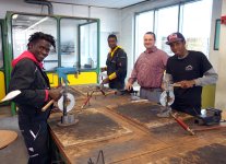 Ausbildungsmeister Conrad Barnekow (2. v. re.) ist mit der Motivation und Leistungsbereitschaft der Geflüchteten im zweiwöchigen Schnupperlehrgang zufrieden.