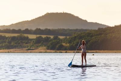 Görlitz am See - Stand-up Paddling auf dem Berzdorfer See / Quelle: Nikolai Schmidt