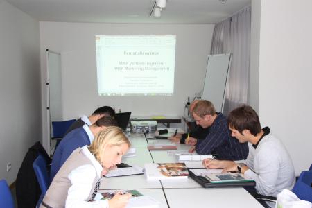 Fernstudierende während einer Präsenzveranstaltung am Standort Augsburg