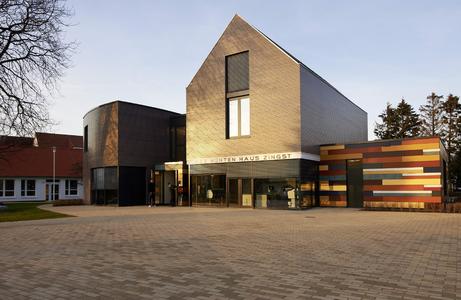 Neues Zentrum Der Fotografie Max Hunten Haus Eroffnet In Zingst