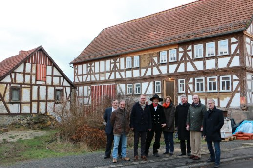 Gruppenfoto_vor_HausBernges.jpg