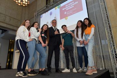 Gemeinsam mit viel Begeisterung auf der Bühne: Die Hip-Hop-Gruppe des Bürgerhaus Oslebshausen mit Sparkassenvorstand Thomas Fürst beim 10. Geburtstag von Bremen macht Helden (v.l.n.r.) Thomas Fürst mit Dilayla, Asena, Tuana, Gyulsel, Nesrin und Merve von der Hip-Hop-Gruppe des Bürgerhaus Oslebshausen beim 10. Geburtstag von Bremen macht Helden