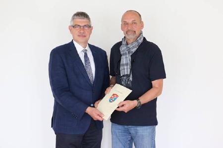 Mit den besten Wünschen für die Zukunft verabschiedete Landrat Manfred Görig Robert Lukesch in den Ruhestand / Foto: Gaby Richter