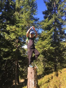 Kinder-Yoga Baum c Julia Stückelschwaiger.jpeg