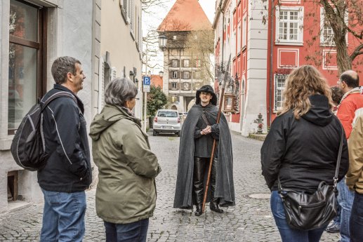 Konstanz-Stadtfuehrung-Nachtwaechter-Rheintorturm-Gruppe-02_Copyright_MTK-Dagmar-Schwelle (.jpg