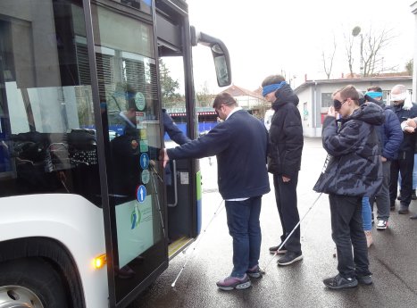 DSC04572 - Vorsicht beim Einstieg in den Bus - c-regiobusPM.JPG