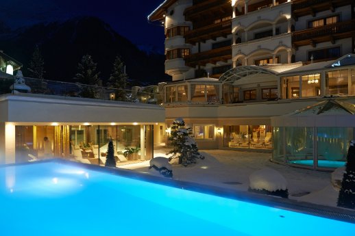 Outdoorpools im Winter bei Nacht (Gourmet & Relax Resort Trofana Royal SUPERIOR).jpg