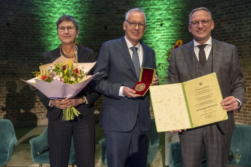 Dr. Ehlers (Mitte) erhält die Raiffeisen Medaille Foto Christian Thiel.jpg