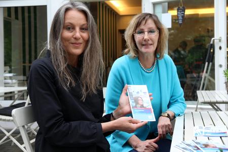 Haben gemeinsam am neuen Programmheft gearbeitet: Christiane Finner, Leiterin der Koordinierungsstelle Frau und Beruf (l.) und ihre Kollegin Dagmar Ludwig