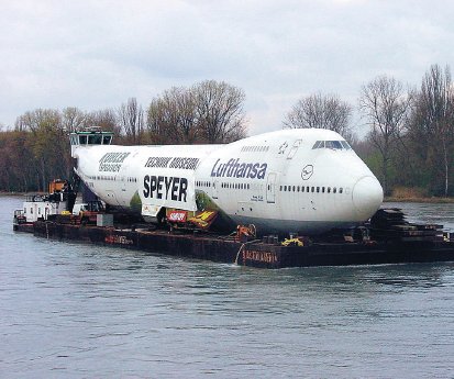 Transport der Boeing 747 auf dem Rhein 2002.jpeg