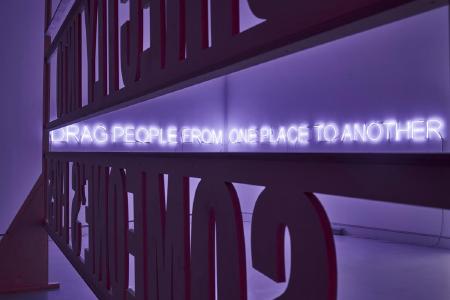 Matt Pyke, Hype Cycle: Machine Learning, 2018, Courtesy of Universal Everything / Ausstellungsansicht: Tim Etchells, LOOK, ONE PLACE TO ANOTHER, 2019, Alle Werke Courtesy of the Artist