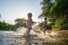 Planschende Kinder im Sommer