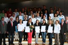 Nach der Überreichung der Zeugnisse und Urkunden aus sechs verschiedenen Kursen stellten sich die erfolgreichen Teilnehmerinnen und Teilnehmer bei einem Gruppenbild dem Fotografen / Foto: HWK Mannheim