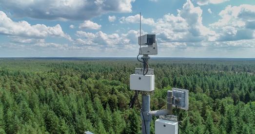 Eine der 20 an Funkmasten installierten Kameras des Automatischen Waldbrandfrüherkennungssytsems (AWFS), Foto: NLF