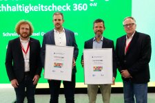 Haben den Nachhaltigkeitscheck 360° durchlaufen und sind die ersten beiden Betriebe im Gebiet der Handwerkskammer Mannheim Rhein-Neckar-Odenwald mit entsprechendem Teilnahmezertifikat: die Schreinerei Fössel in Eppelheim und AKV Metallbau in Mannheim. Im Bild (von links): Aaron Maier, Betriebsberater der Handwerkskammer, Sebastian Busch von AKV Metallbau, Rainer Fössel von der Schreinerei Fössel und Thomas Vorst, Umwelt- und Energieberater der Handwerkskammer. Foto: Handwerkskammer