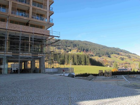 Kempinski Hotel Das Tirol Aussenansicht Baustelle.jpg