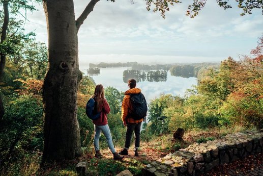 csm_Wandern_auf_dem_Naturparkweg_am_Aussichtspunkt_Reiherberg_bei_Feldberg_25-min_e83fc37bca.jpg