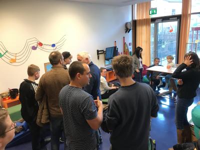 Im Musikraum Pädagogen u. Therapeuten zeigen u. erläutern das Konzept Bewegter Engel Landenberger Förderzentrum