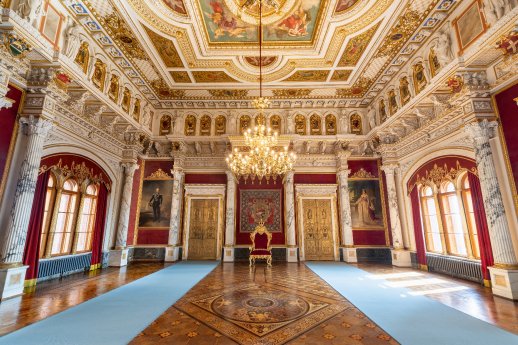 Thronsaal_im_Schloss_Schwerin_4____Throne_Room_at_Schwerin_Palace_4.jpg
