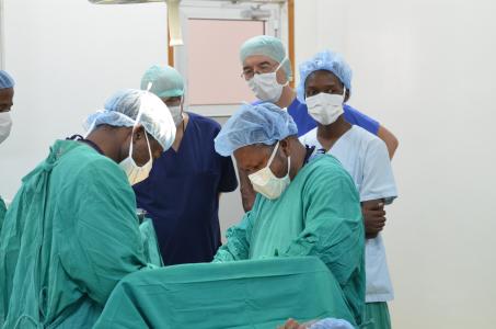 Dr. Thomas Tischler bei einem gynäkologischen Eingriff am Faraja Hospital in Himo