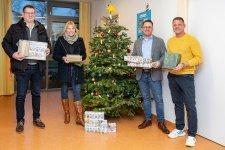 Meike Bottlender, Marion Kleiber, Dirk Hilgendorf und Steven Metz bei der Übergabe der Geschenke