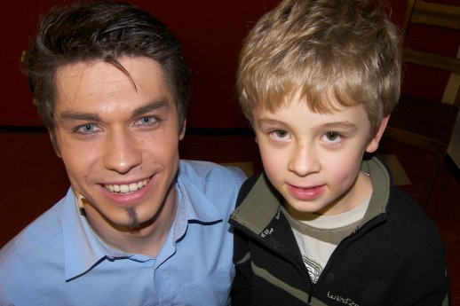 Hauptdarsteller Markus Oschwald mit siebenjährigem Musical-Fan.jpg