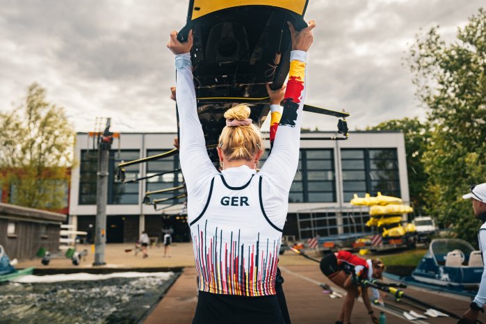 Athletin des Nationalteams beim Tragen des Achters – Startklar für die EM.jpg