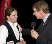 Präsident Harald Herrmann (rechts) gratuliert Maxime Gaiser (links) zur Auszeichnung zum 