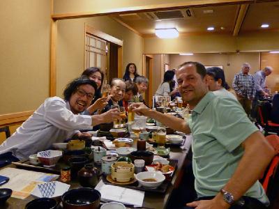 Ausgelassene Stimmung beim Abendessen mit japanischen Reiki-Praktizierenden nach einem gemeinsamen Reiki-Treffen am Nachmittag.