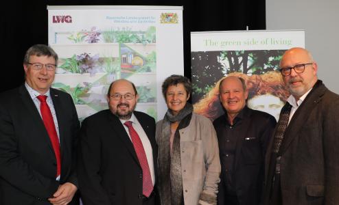 Foto (Jochen Henning, VGL Bayern) v.l.: Jürgen Eppel, Leiter des Instituts für Stadtgrün und Landschaftsbau an der LWG, Gerhard Zäh, Präsident des VGL Bayern, Pia Präger, Präsidiumsmitglied des VGL Bayern, Dr. Hermann Kolesch, Präsident der LWG, und Prof. Rudolf Walter Klingshirn, Verbandsdirektor des VGL Bayern, bei den 52. Veitshöchheimer Landespflegetagen.
